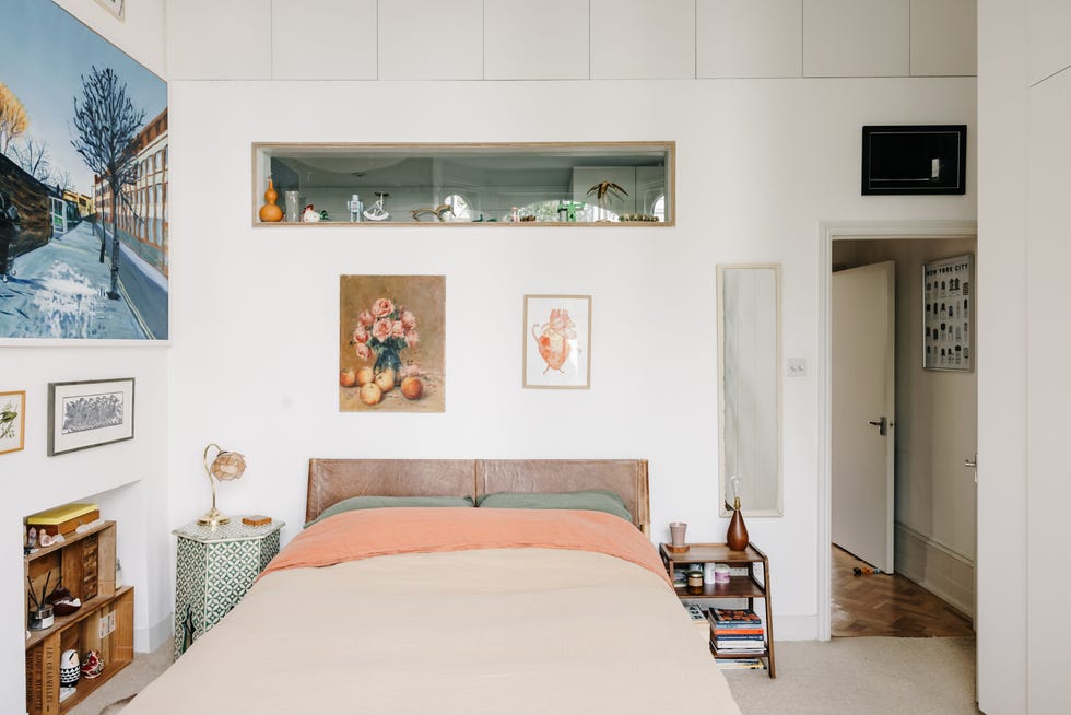 dormitorio de estilo vintage decorado con cuadros