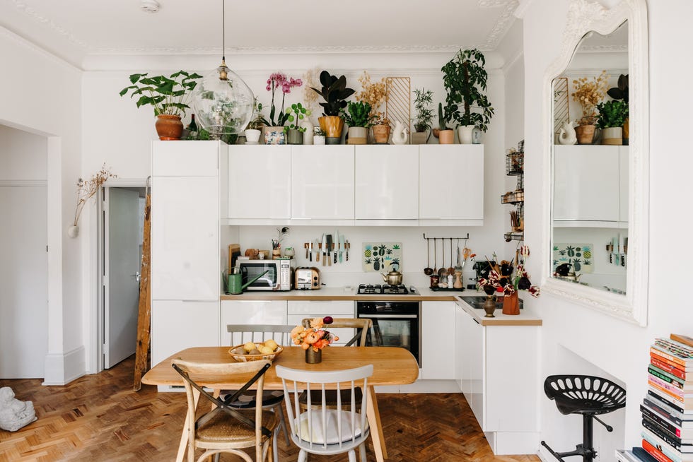 cocina blanca moderna con office decorada con plantas