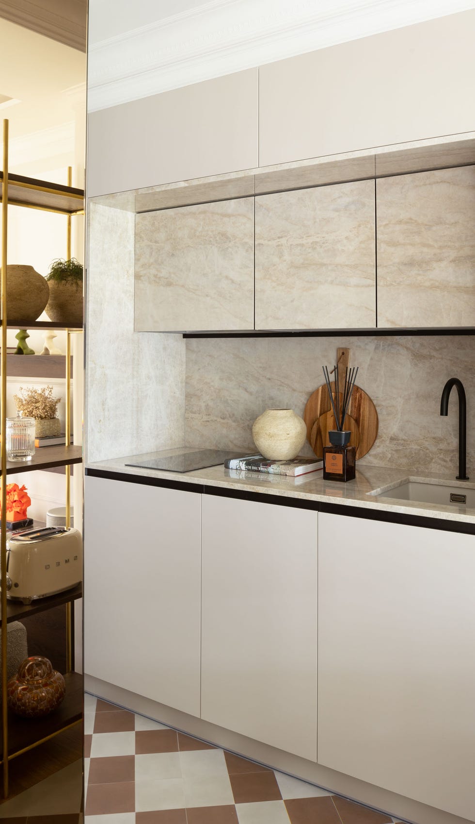 cocina con armarios sin tiradores en color beige y encimera y frente de piedra natural