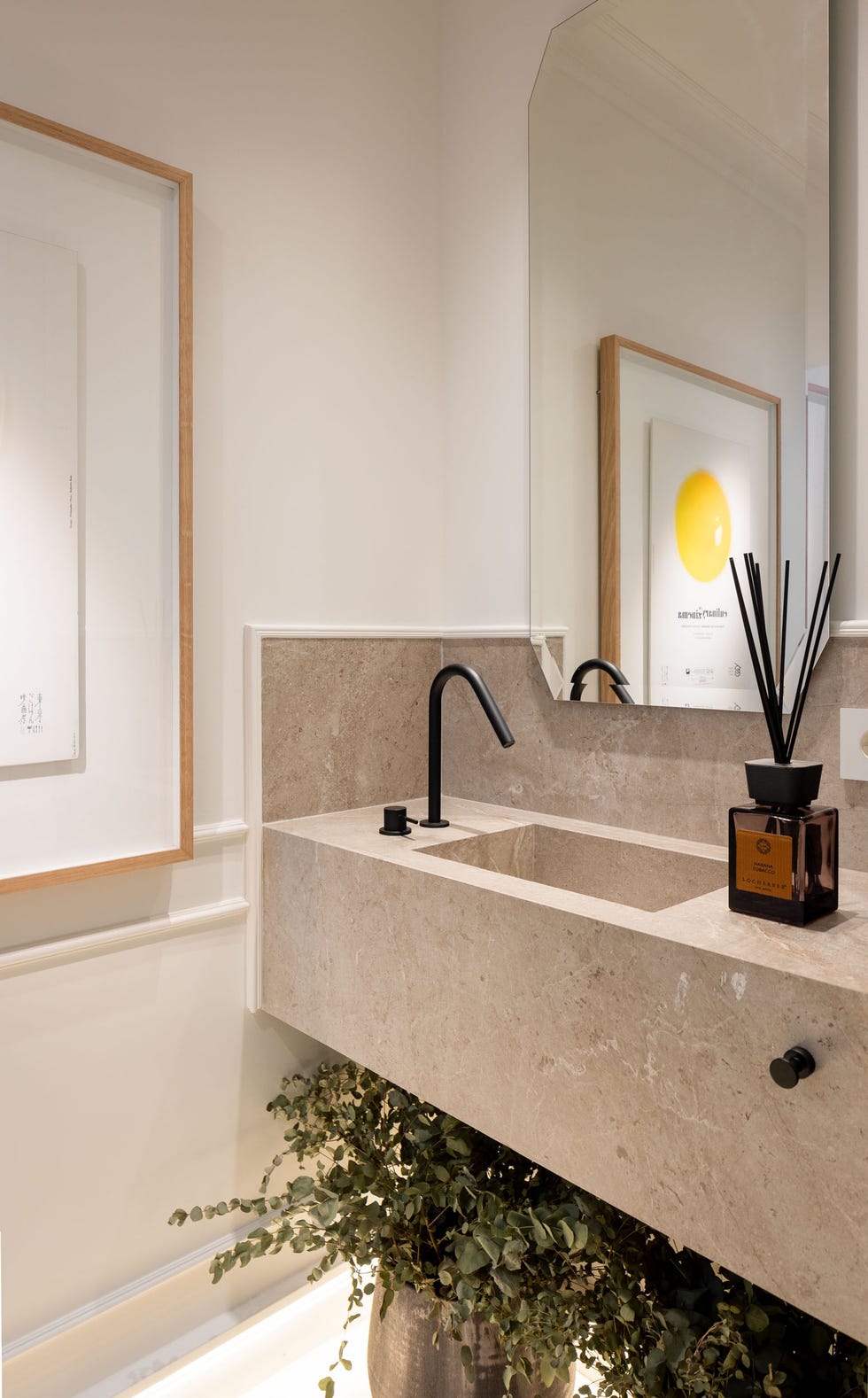 baño con lavabo suspendido de piedra