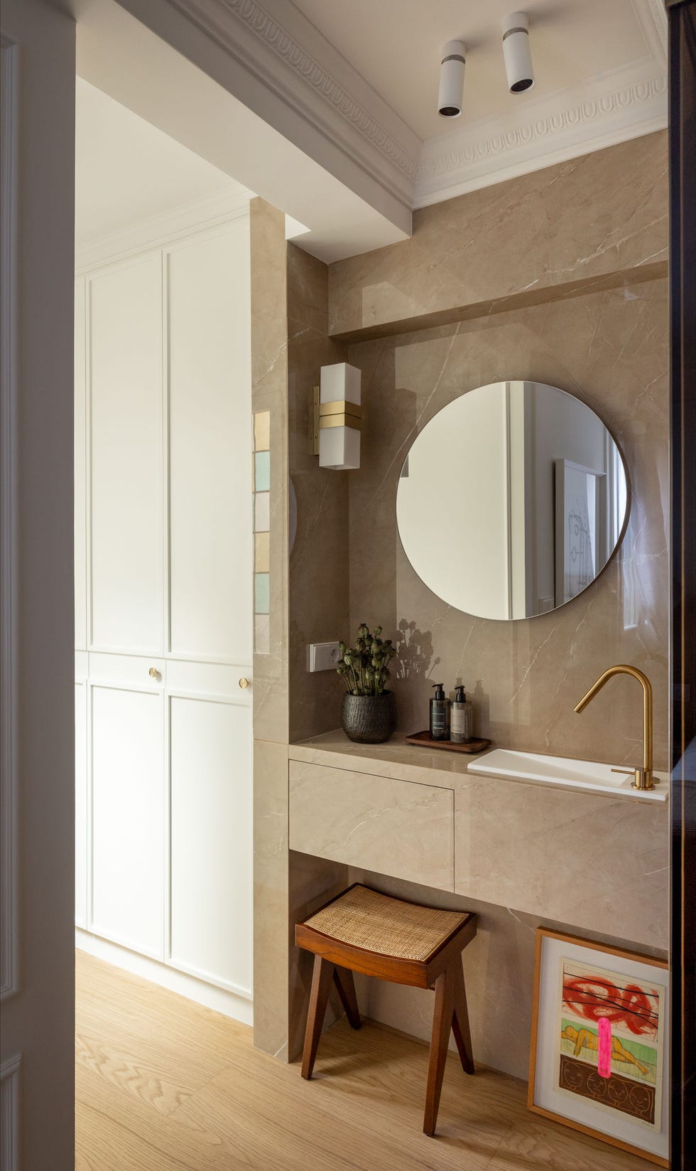 baño en suite con lavabo suspendido de mármol