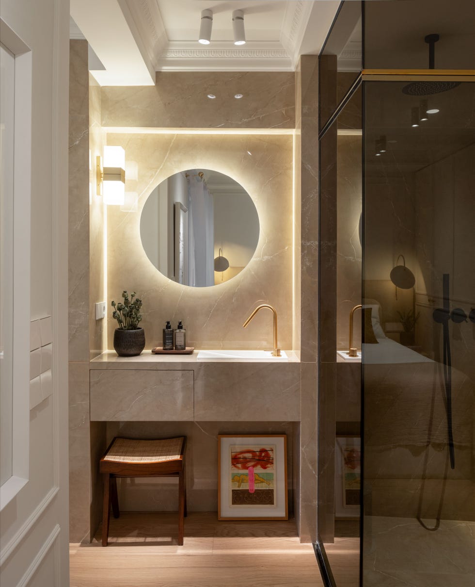 baño en suite con lavabo suspendido de mármol