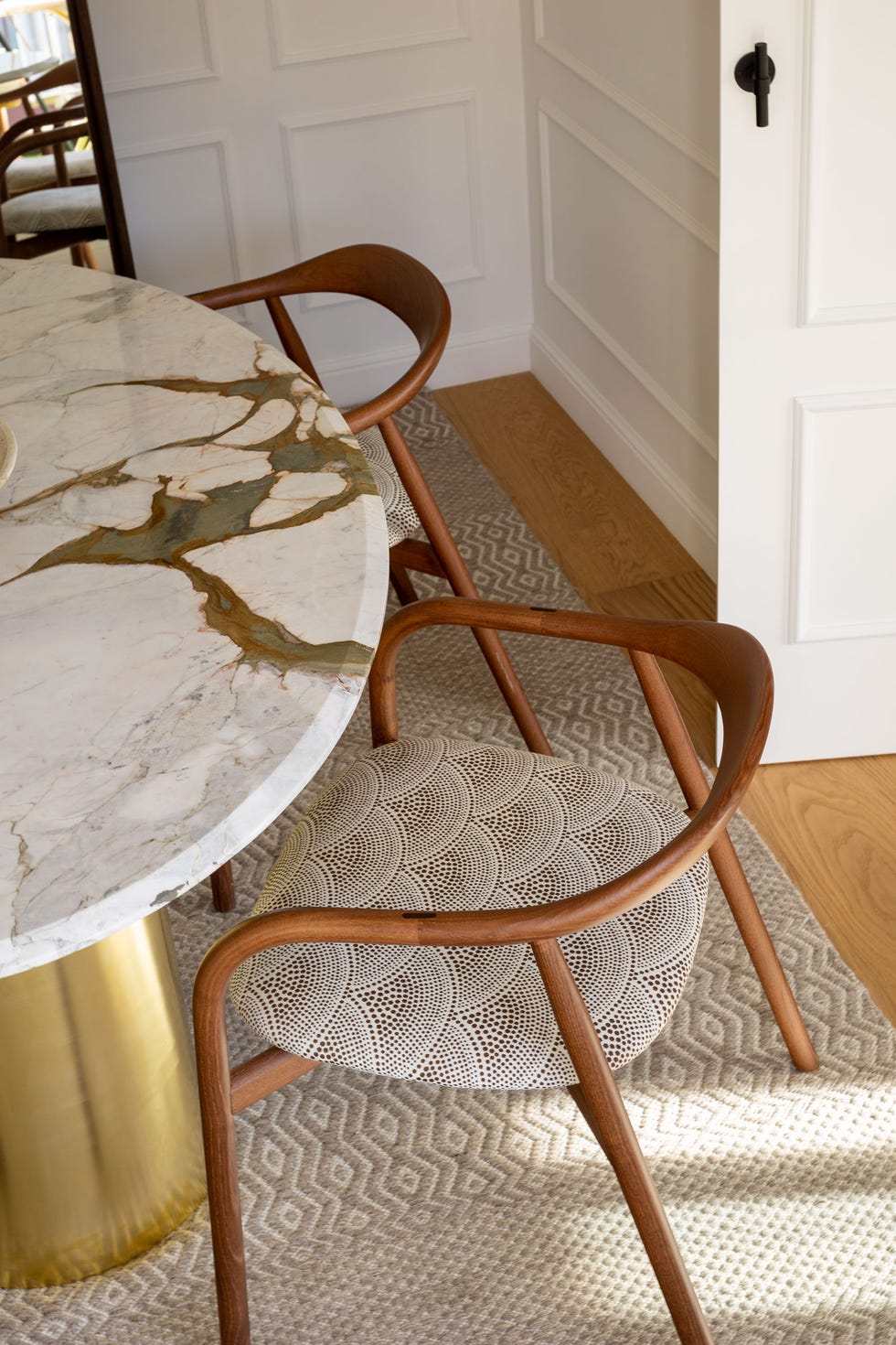 silla de madera con el asiento con estampado geométrico