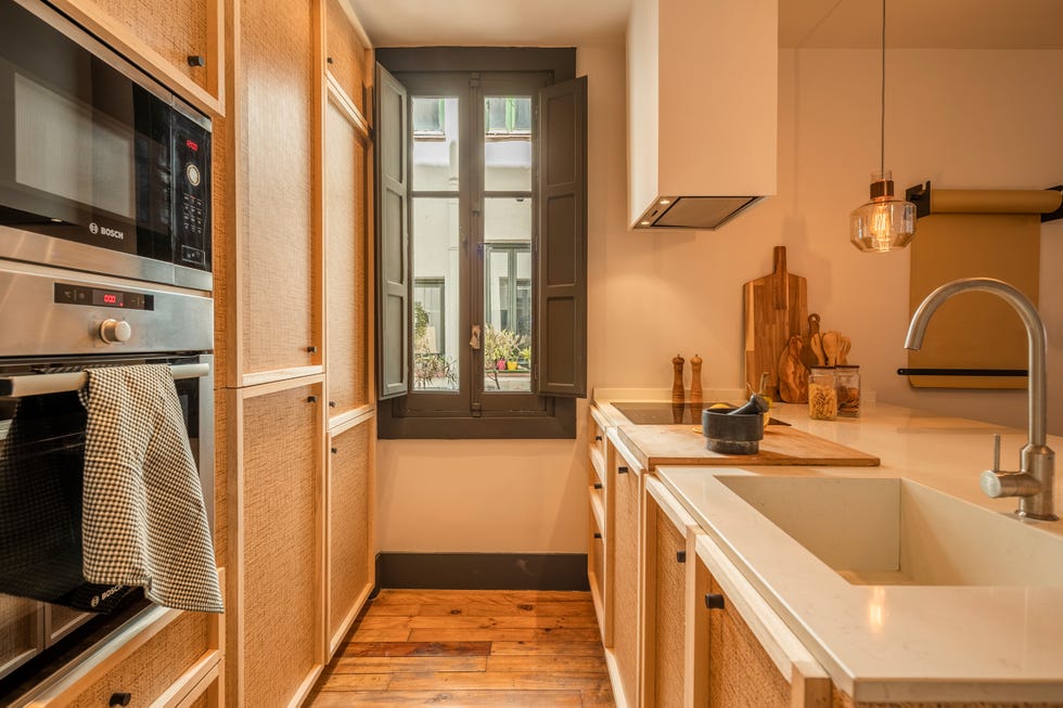cocina con península y encimera de mármol