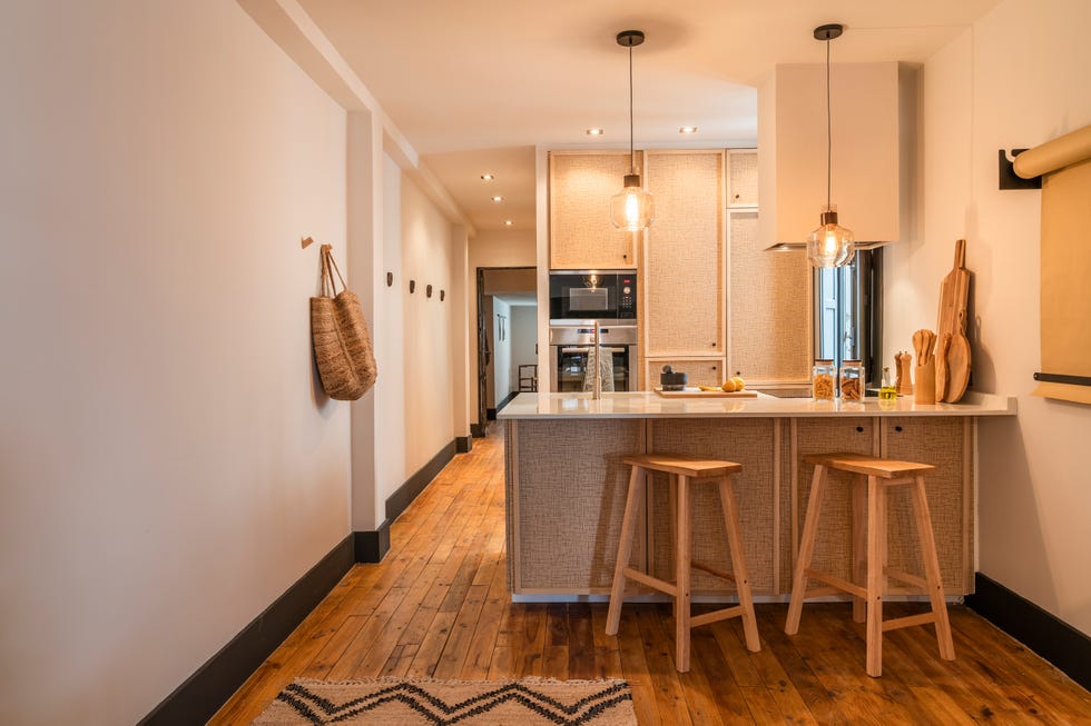 cocina con península y taburetes de madera