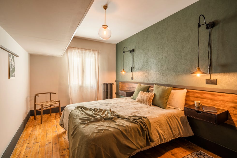 dormitorio con cabecero de madera a medida y pared con papel pintado verde