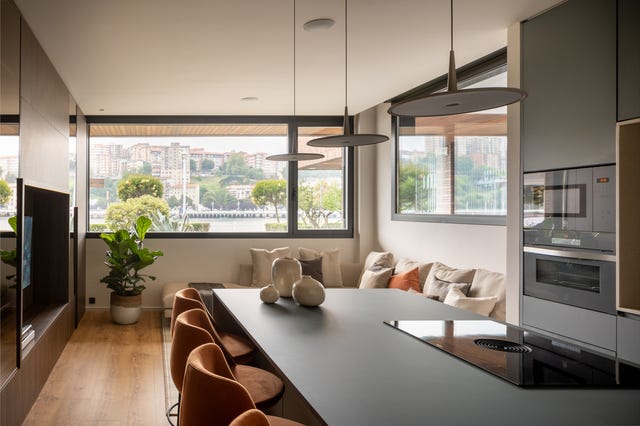 cocina moderna con isla integrada en el salón