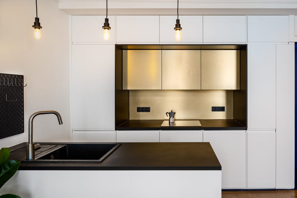 Apartamento reformado con espacios abiertos y decorado con color
