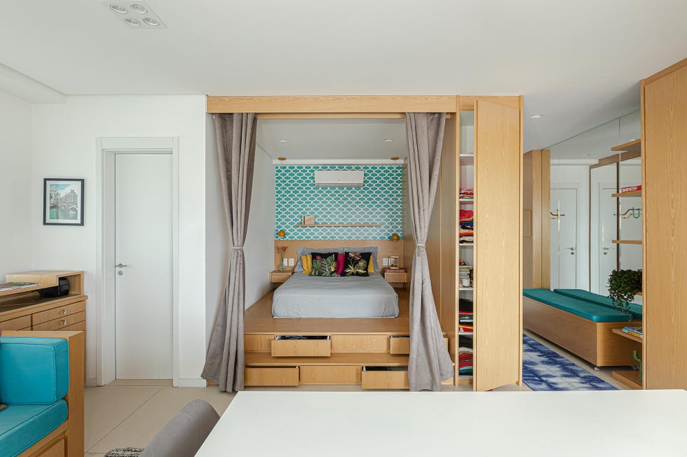 dormitorio diseñado dentro de una caja de madera con cajones extraíbles