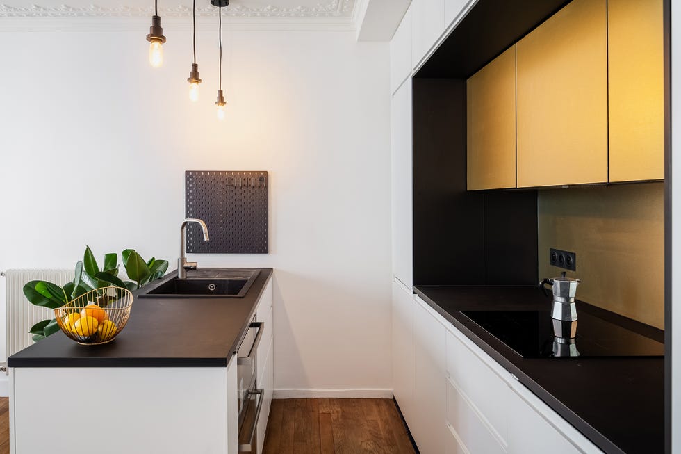 Apartamento reformado con espacios abiertos y decorado con color