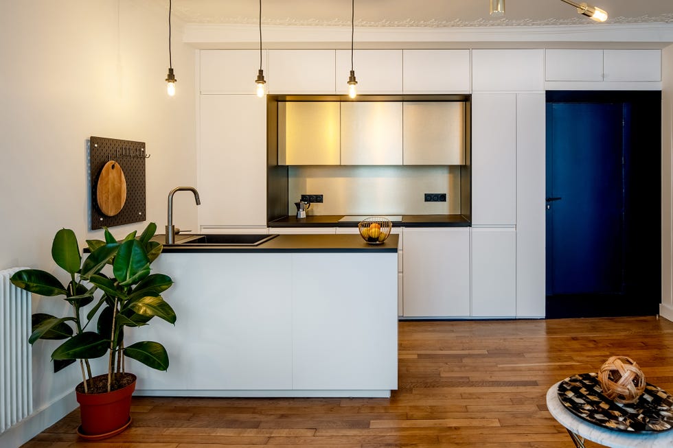 Apartamento reformado con espacios abiertos y decorado con color