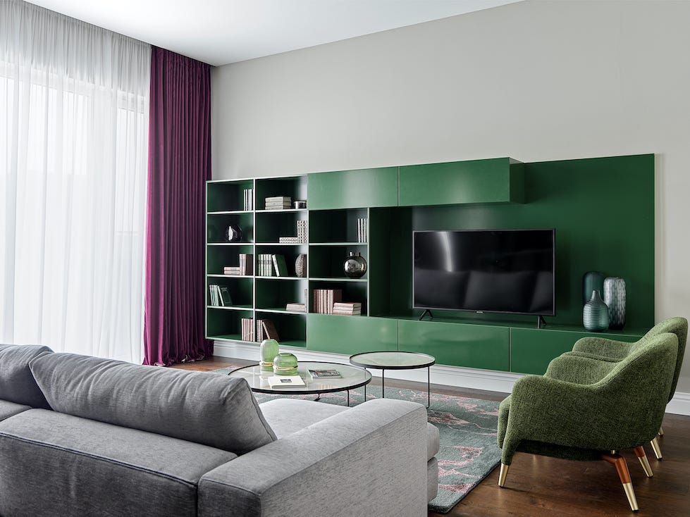 salón de diseño moderno con estantería de color verde para la televisión