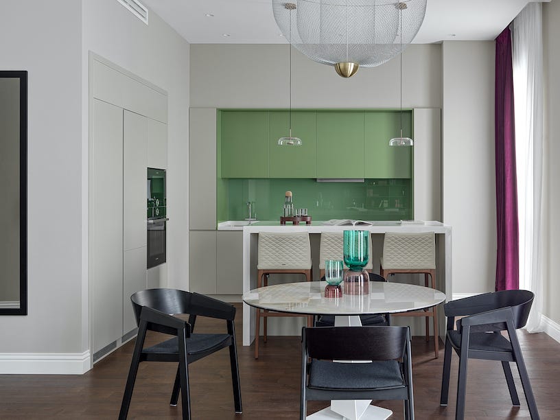 cocina de diseño moderno con isla central y office y armarios sin tiradores