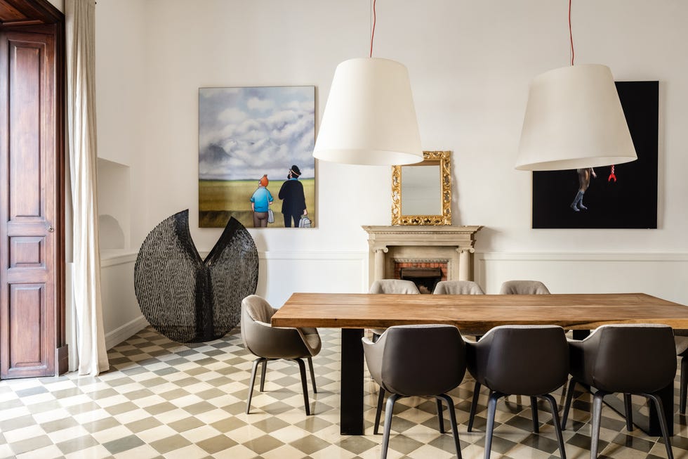 comedor clásico con suelo de ajedrez y mesa de madera con patas de acero