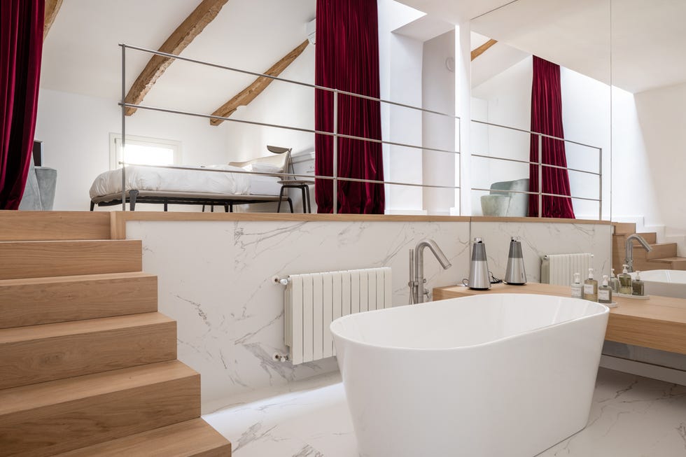 dormitorio con baño en suite separado por cortinas de terciopelo