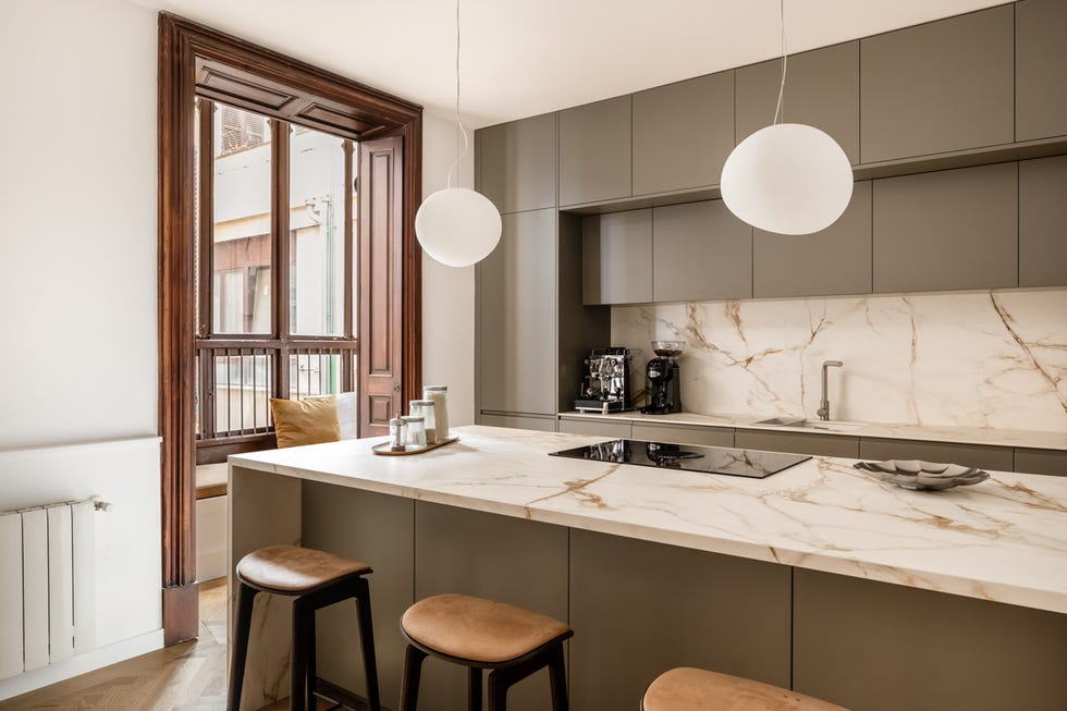 cocina moderna gris con isla central de mármol