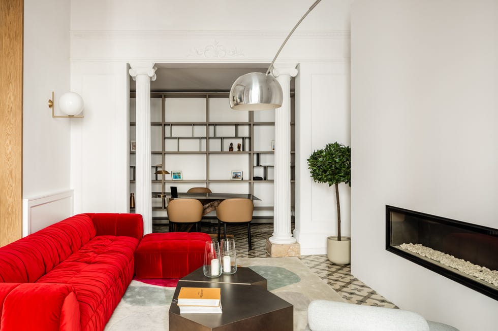 salón con sofá de terciopelo rojo