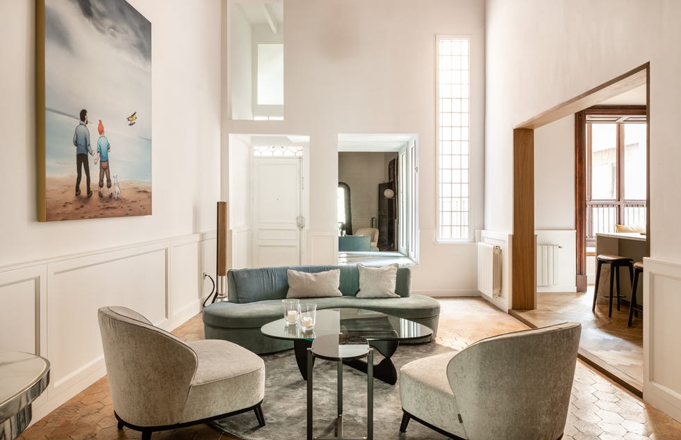 salón clásico con sofá y butacas de terciopelo