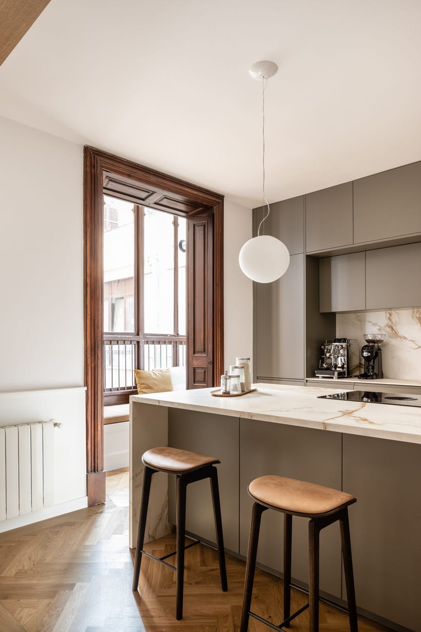 cocina moderna gris con isla central de mármol