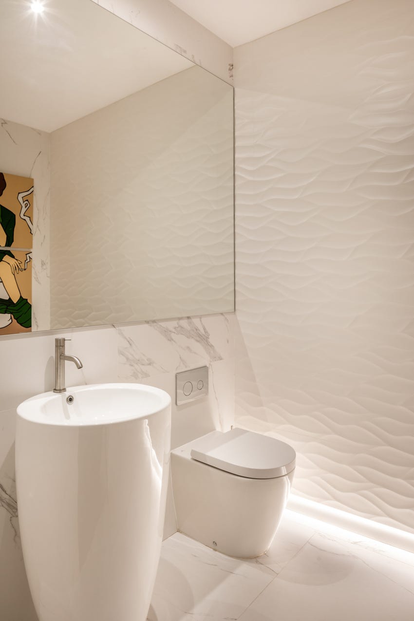 baño moderno con revestimientos en blanco