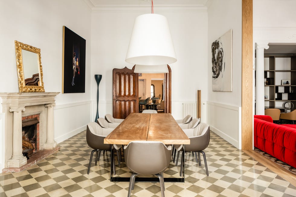 comedor clásico con suelo de ajedrez y mesa de madera con patas de acero