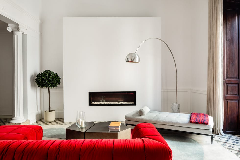 salón con sofá de terciopelo rojo y diván gris