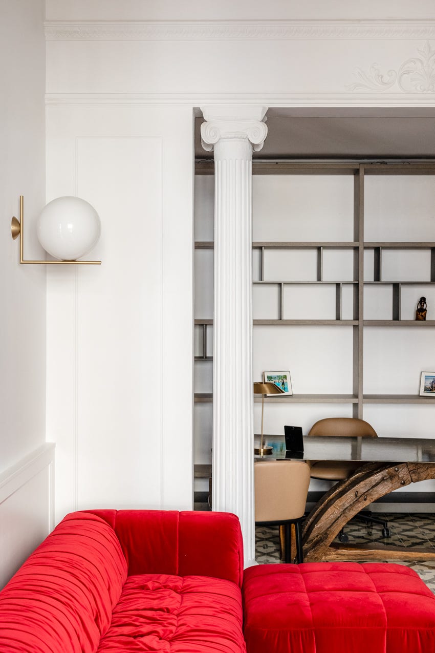 salón con sofá de terciopelo rojo