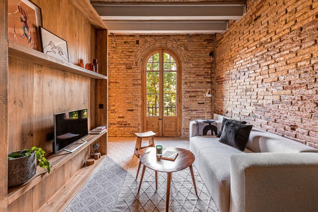 apartamento de estilo industrial decorado con madera y ladrillo visto