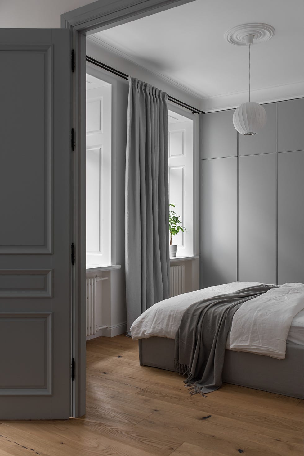 dormitorio nórdico decorado en gris
