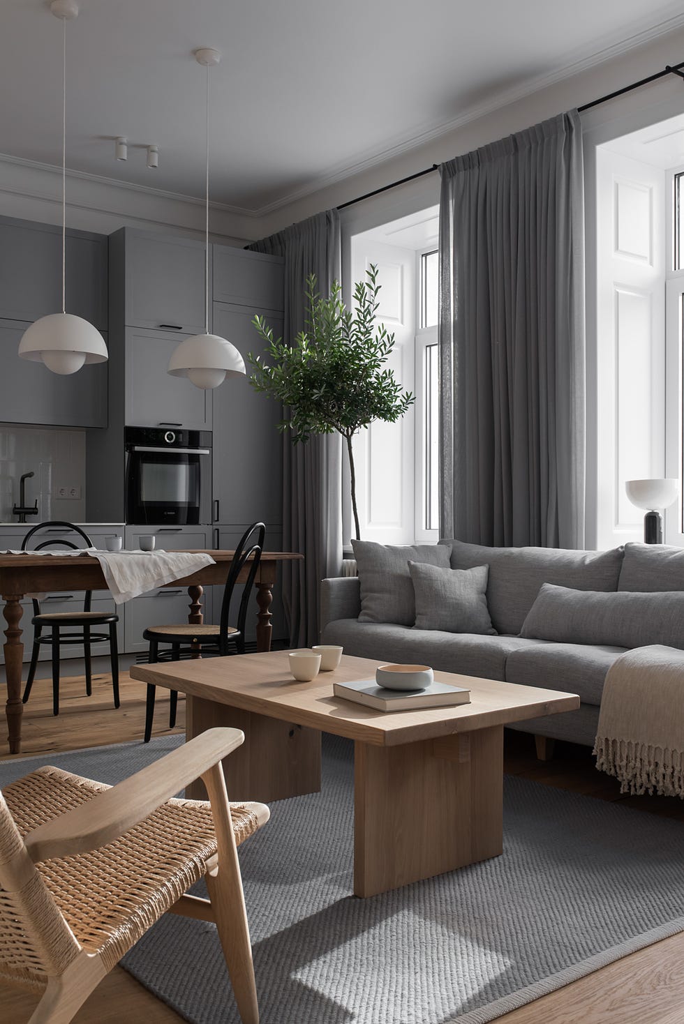 salón con comedor y cocina decorado en gris