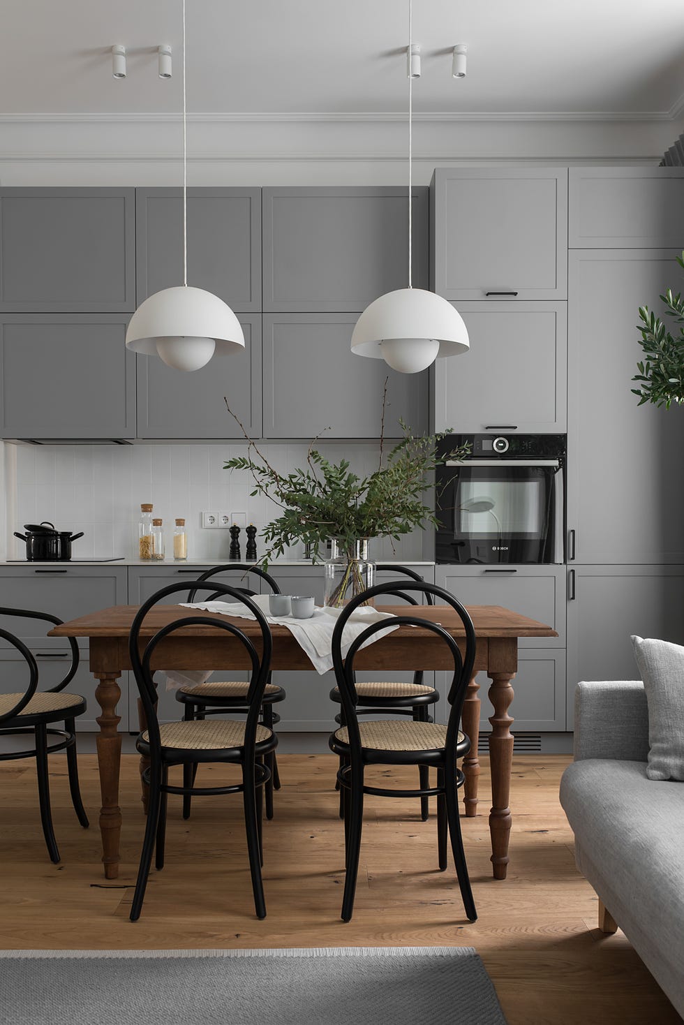 cocina gris y comedor integrados en el salón con muebles rústicos y modernos