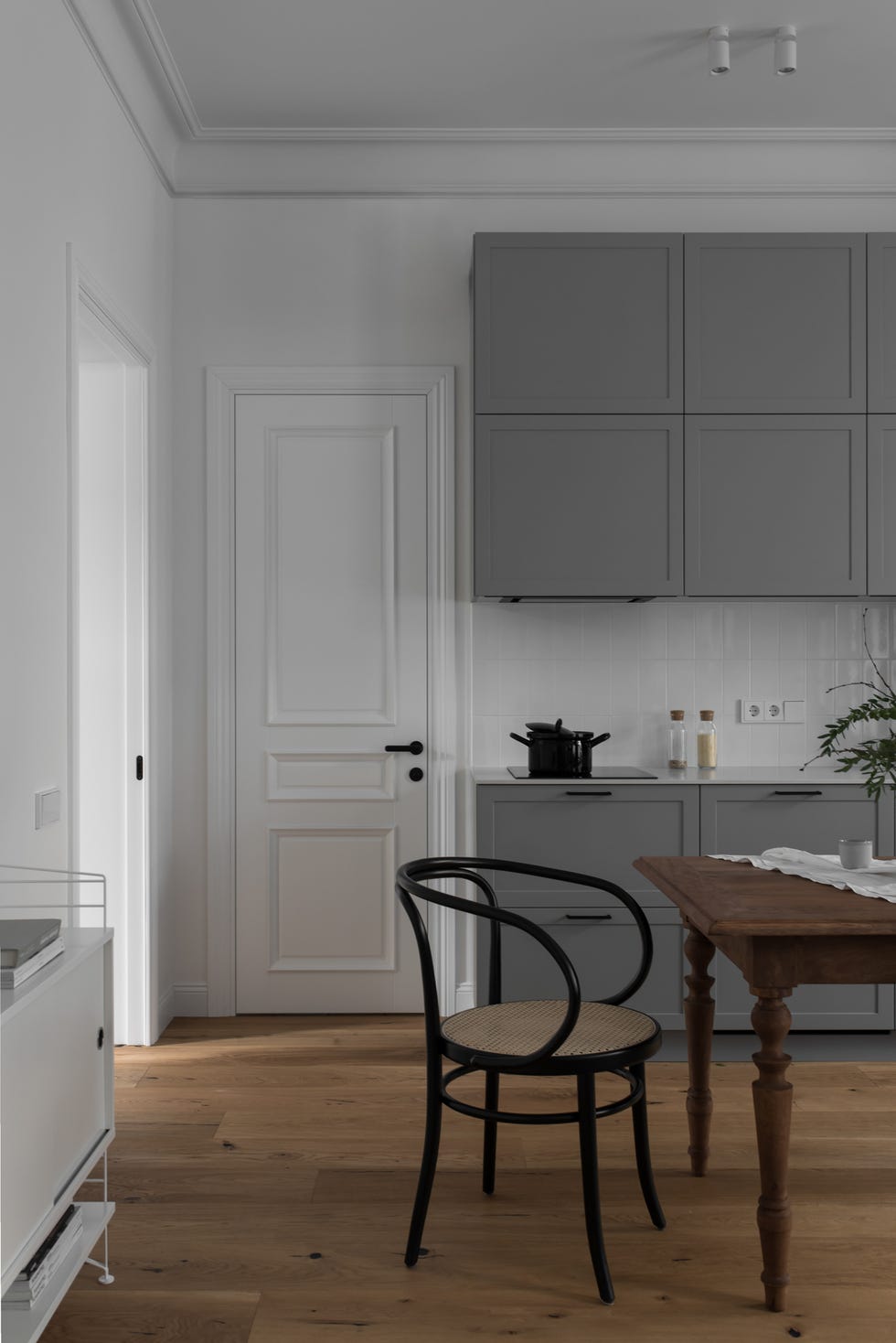 cocina gris y comedor integrados en el salón con muebles rústicos y modernos