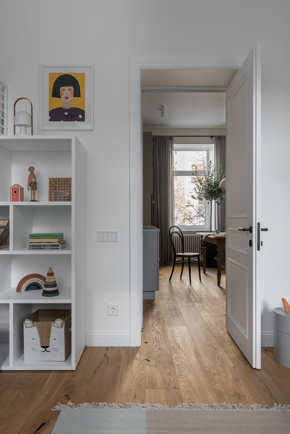 habitación infantil con estantería blanca