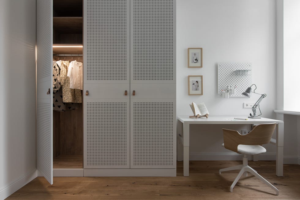 habitación infantil con escritorio y armario blancos de diseño nórdico
