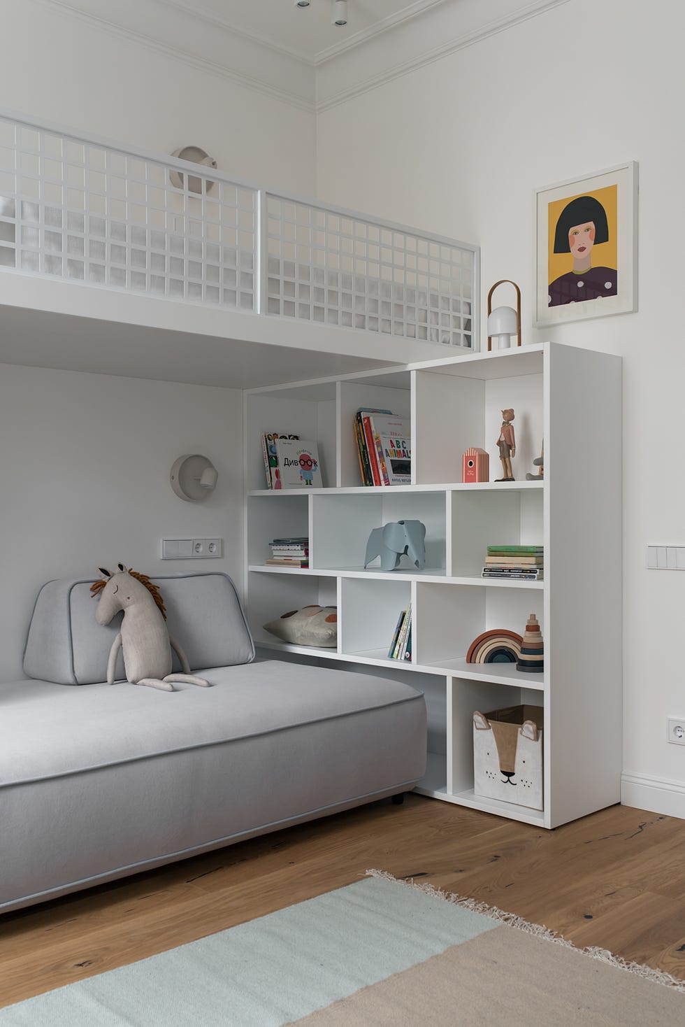 habitación infantil con literas y estantería blanca