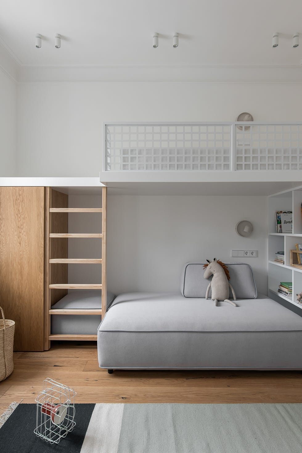 habitación infantil con literas y estantería blanca