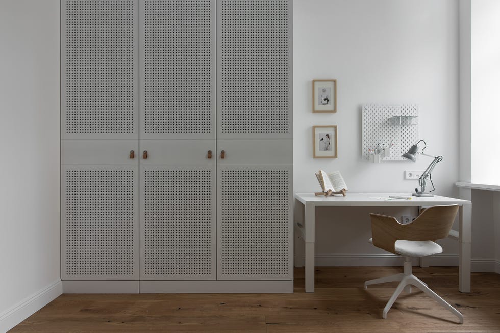 habitación infantil con escritorio y armario blancos de diseño nórdico