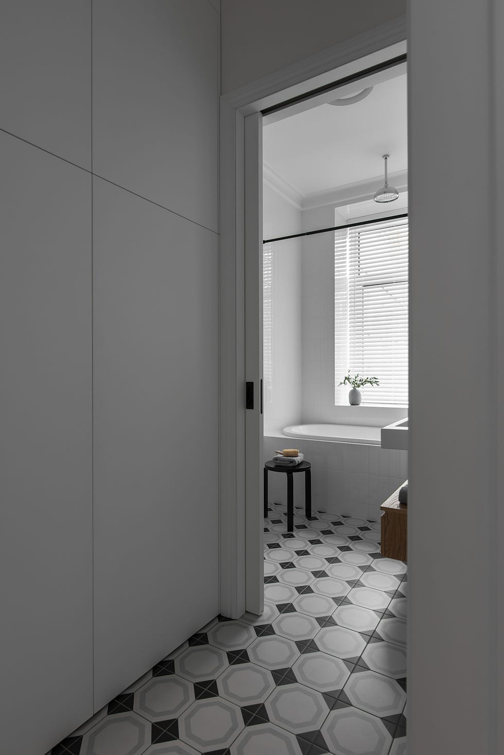 baño moderno con suelo de baldosas geométricas