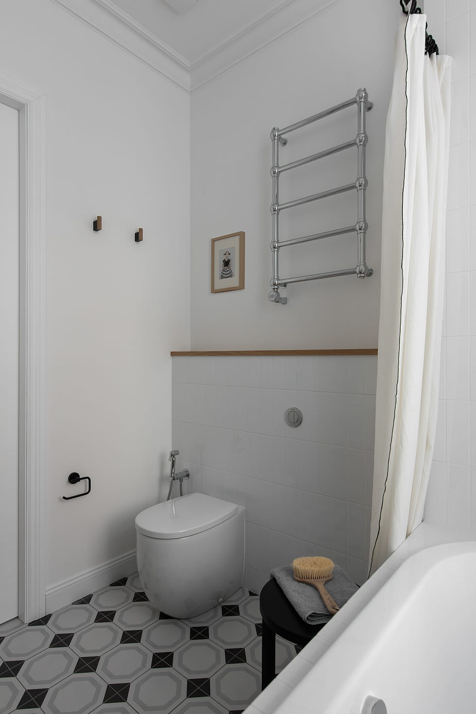 baño con suelo de baldosas geométricas y estilo retro
