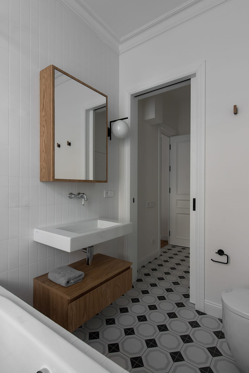 baño con suelo de baldosas geométricas y estilo retro