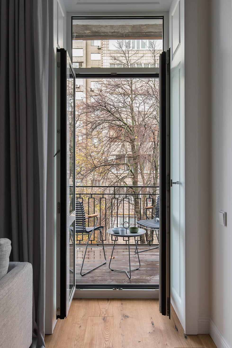 terraza pequeña con mesa y sillas modernas de metal