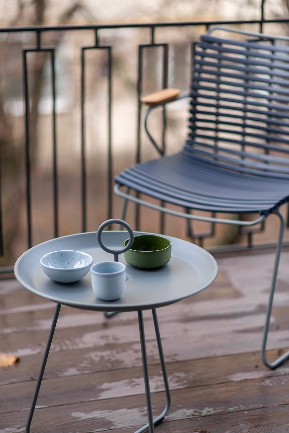 terraza pequeña con mesa y sillas modernas de metal