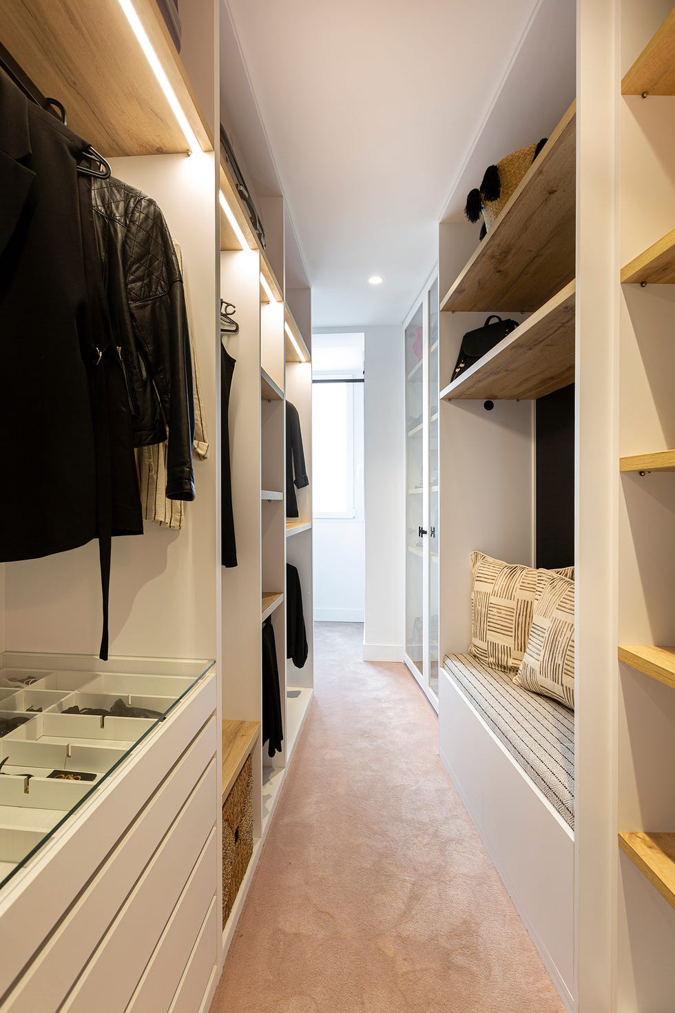 vestidor con armarios blancos