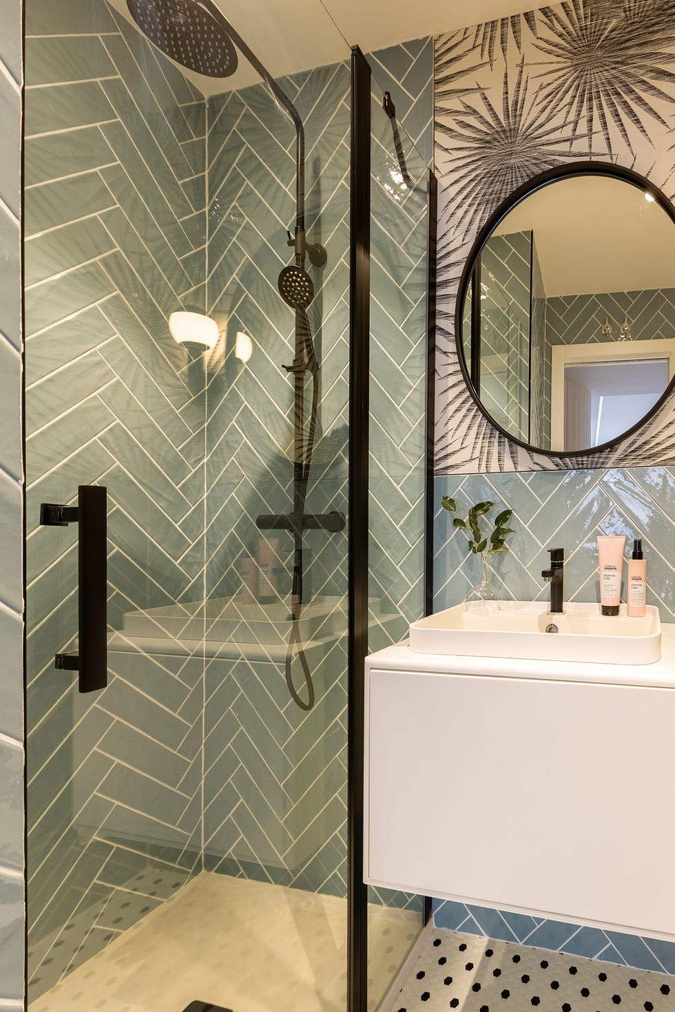 baño con azulejos azules en espiga