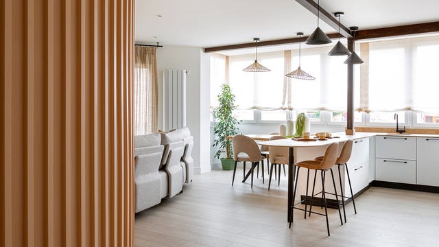 cocina blanca con barra integrada en el salón