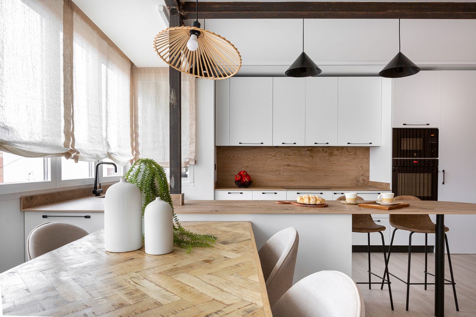 cocina blanca con barra integrada en el salón