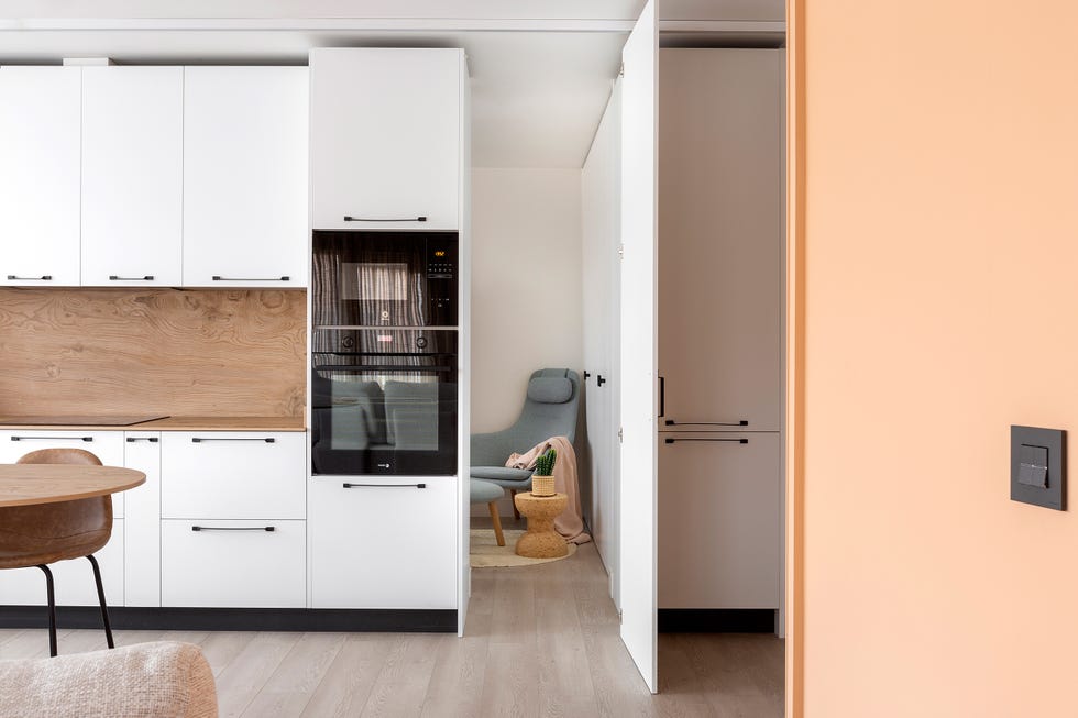 cocina blanca con acceso al despacho