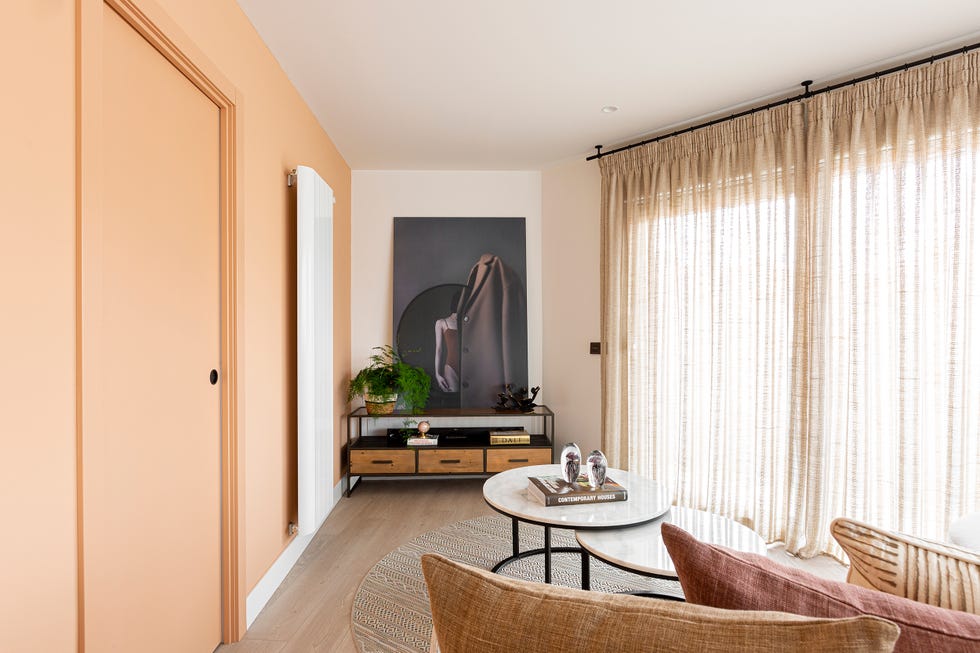salón con pared naranja