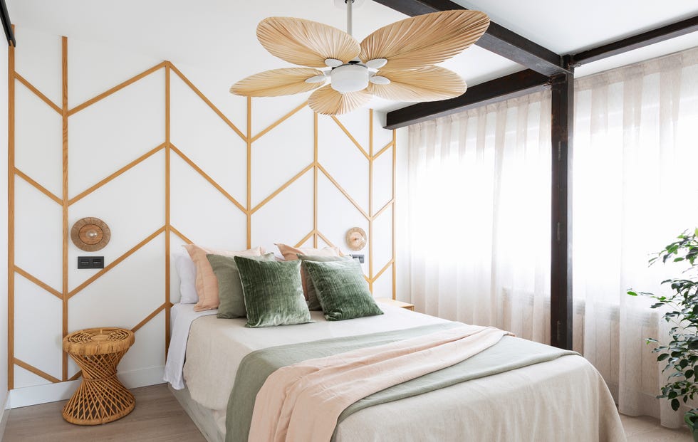 dormitorio con diseño de madera en la pared del cabecero