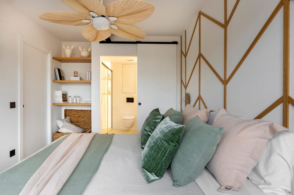 dormitorio con baño en suite